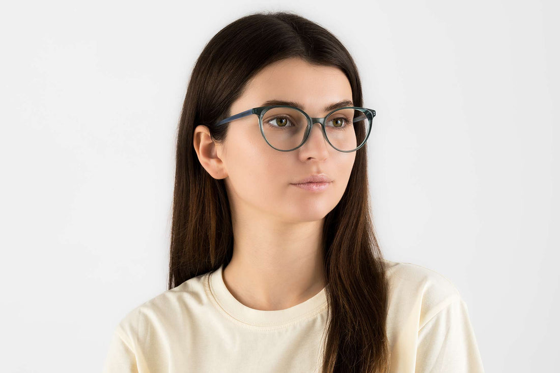 Wanita memakai Cermin Mata Felicity Blue, Oval Blue Turquoise Acetate