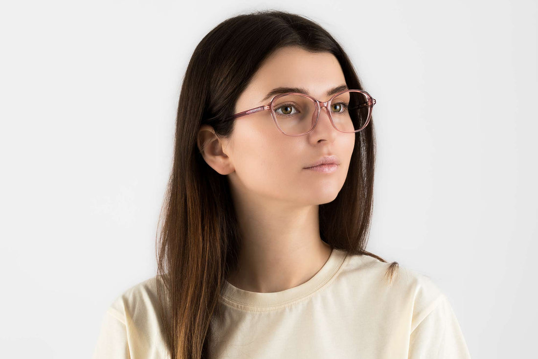 Wanita memakai Glee Pink, Geometrik Pink Acetate Glasses