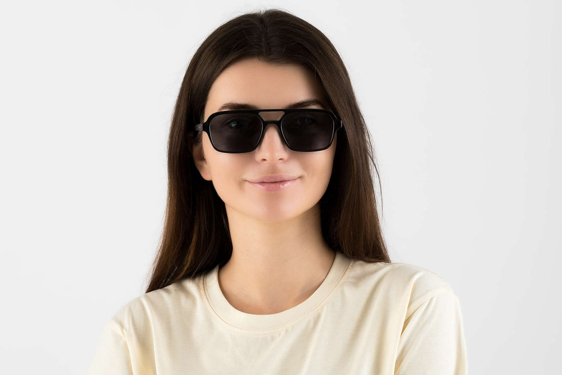 Wanita memakai Cermin Mata Hitam Ryder Black Retro Aviator