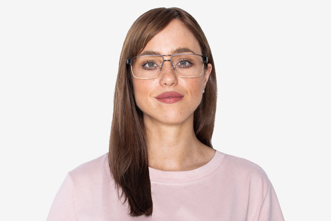 Wanita memakai Euforia, Cermin Mata Logam Emas Retro Rectangle