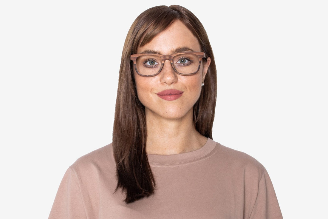 Wanita memakai Brave Rose, Square Rosewood Glasses