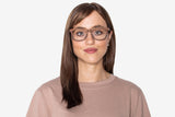 Wanita memakai Brave Rose, Square Rosewood Glasses