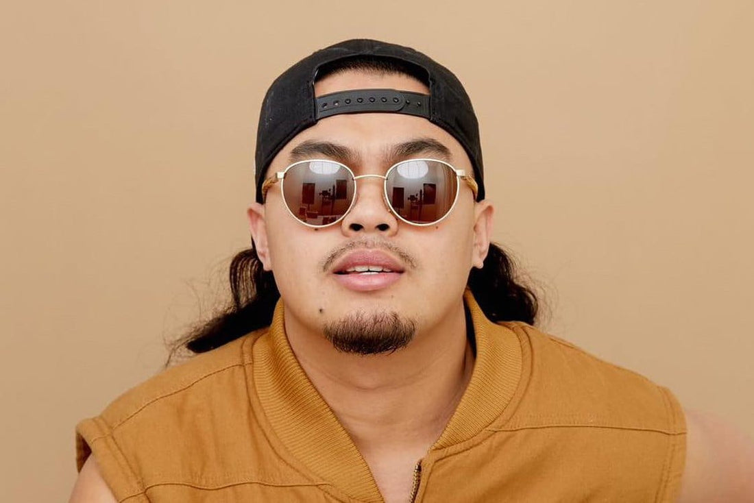 Lelaki memakai Austin Gold, Cermin Mata Hitam Logam Bulat Emas