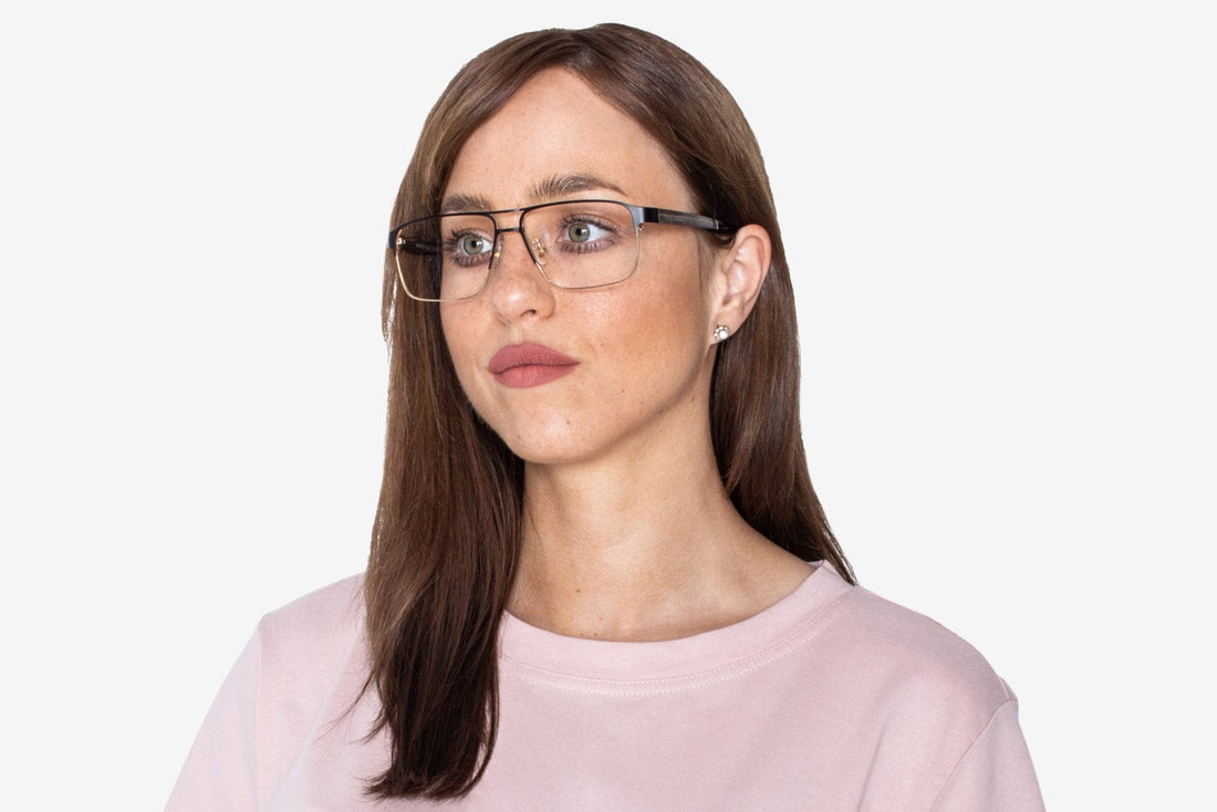 Wanita memakai Euforia, Cermin Mata Logam Emas Retro Rectangle
