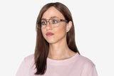 Wanita memakai Euforia, Cermin Mata Logam Emas Retro Rectangle