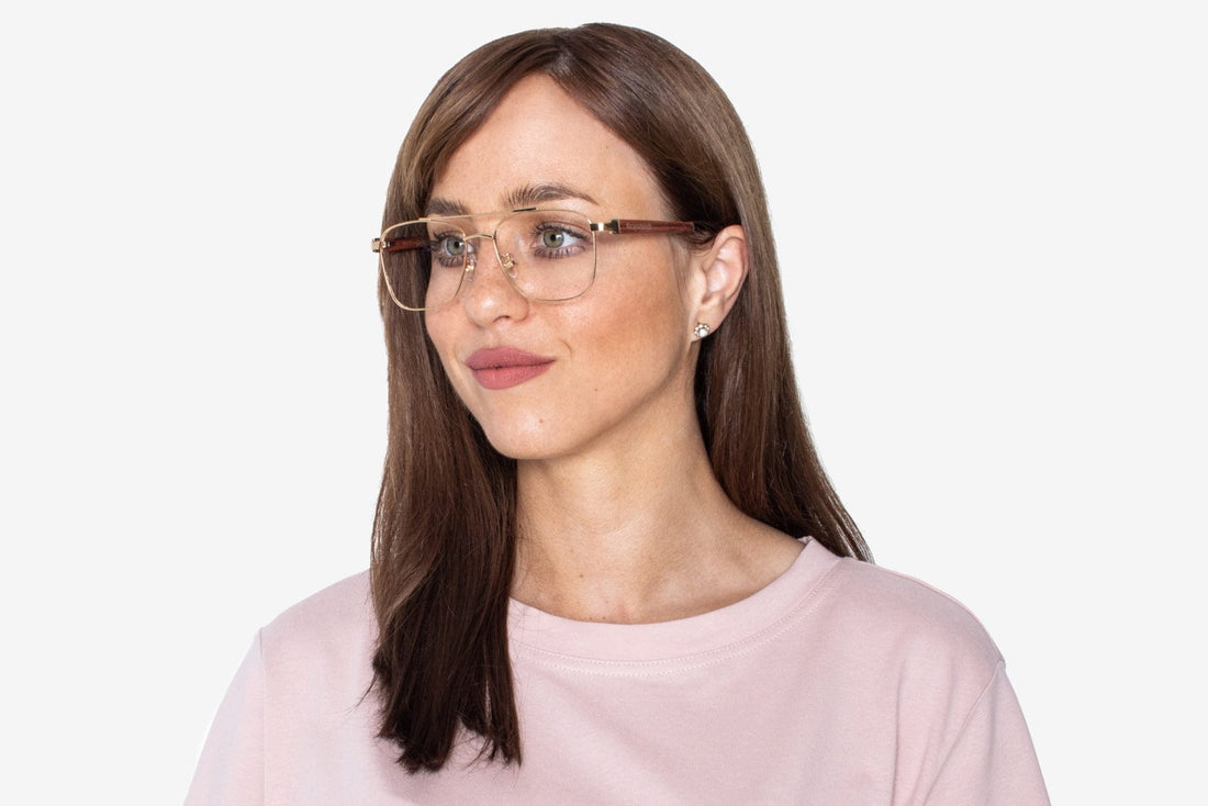 Wanita memakai Drive Gold, Cermin Mata Aviator Retro Square
