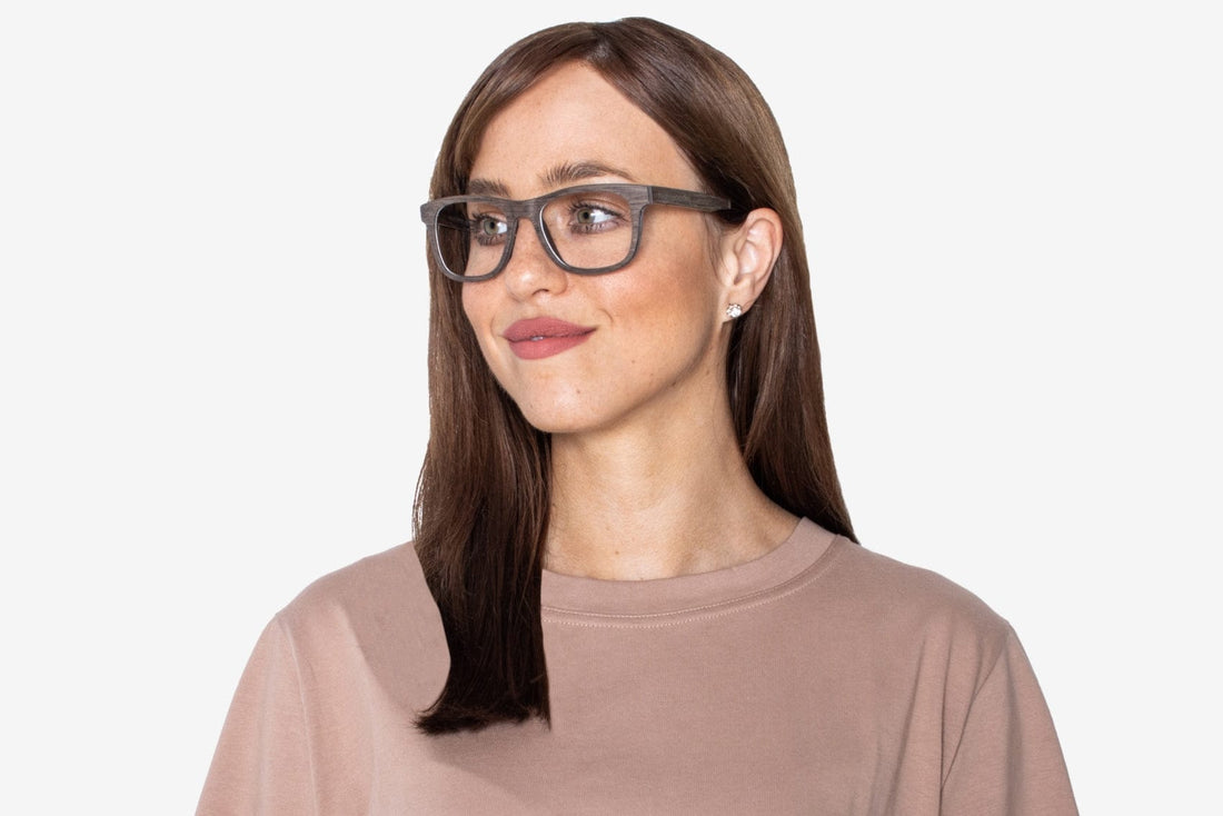 Wanita yang memakai Cermin Mata Kayu Walnut Berani Berani