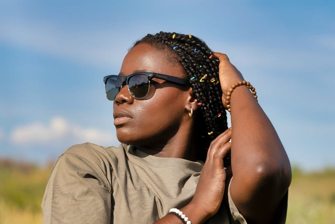 Wanita memakai Black Jaguar, Black Browline Sunglasses