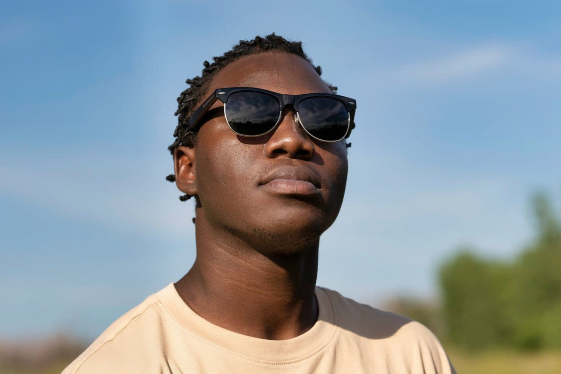 Lelaki memakai Black Jaguar, Black Browline Sunglasses