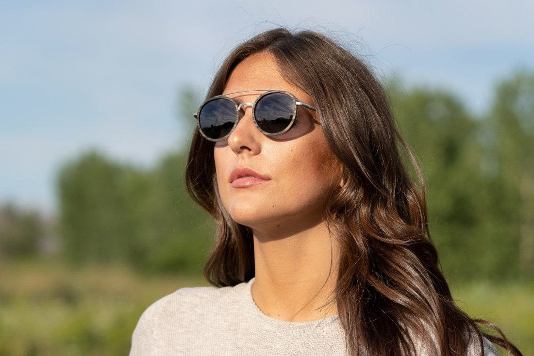 Wanita memakai Aspen Silver, Cermin Mata Hitam Bulat Double Bridge