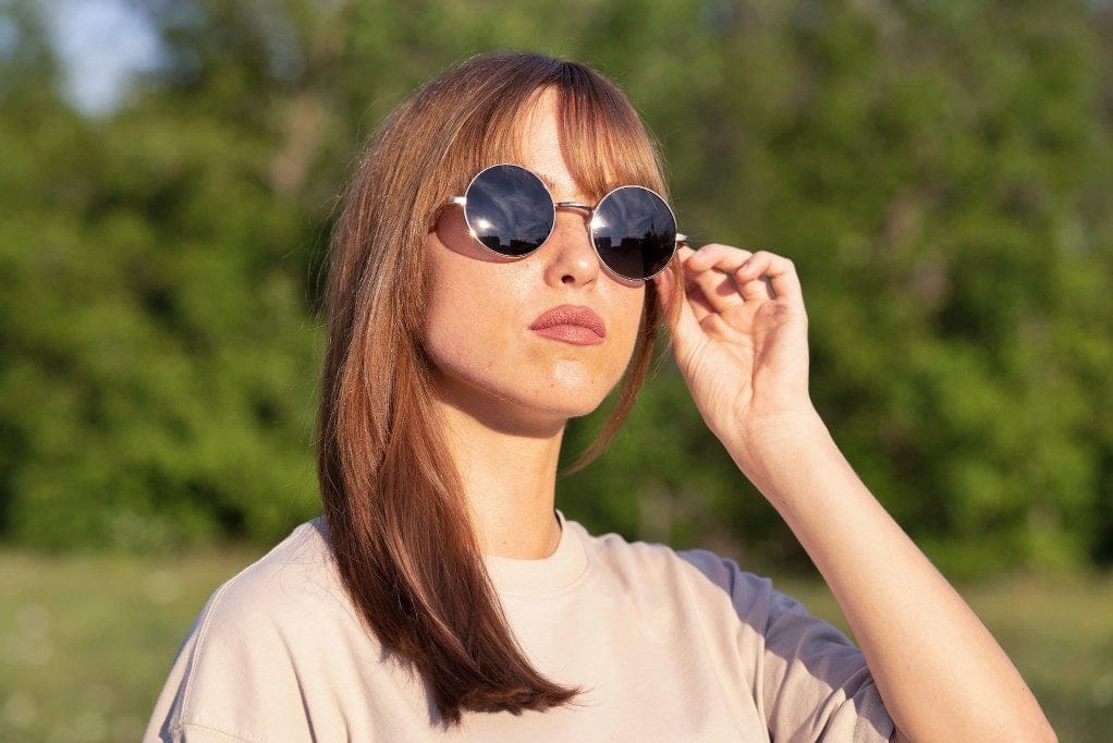 Wanita memakai Lennon, Cermin Mata Hitam Bulat John Lennon