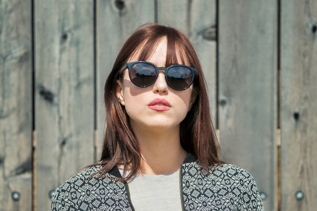 Wanita memakai Cermin Mata Hitam Polarized Bulat Luxy, Hitam