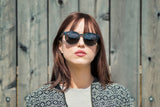 Wanita memakai Cermin Mata Hitam Polarized Bulat Luxy, Hitam