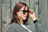 Wanita memakai Cermin Mata Hitam Polarized Bulat Luxy, Hitam