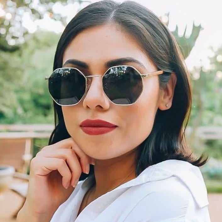 Wanita memakai cermin mata hitam bersaiz besar Kraywoods