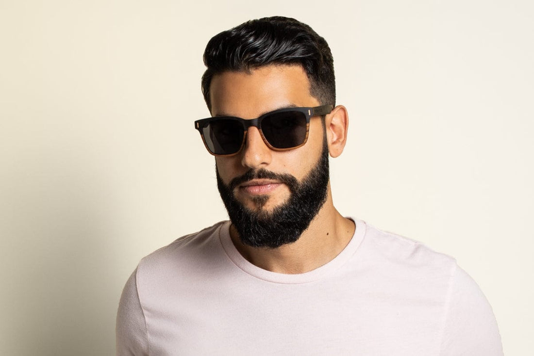Lelaki memakai Oxford, Cermin Mata Hitam Kayu Persegi Polarized