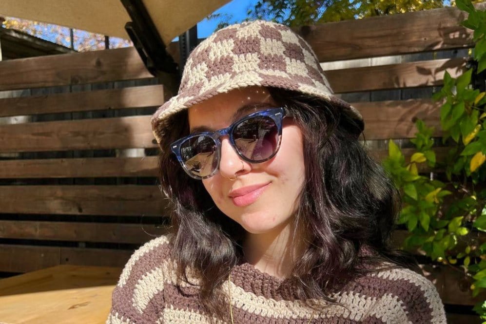 Wanita memakai Cermin Mata Hitam Sky, Blue Tortoise Cat Eye