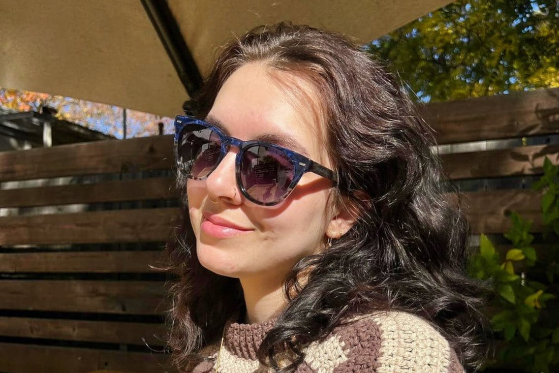 Wanita memakai Cermin Mata Hitam Sky, Blue Tortoise Cat Eye