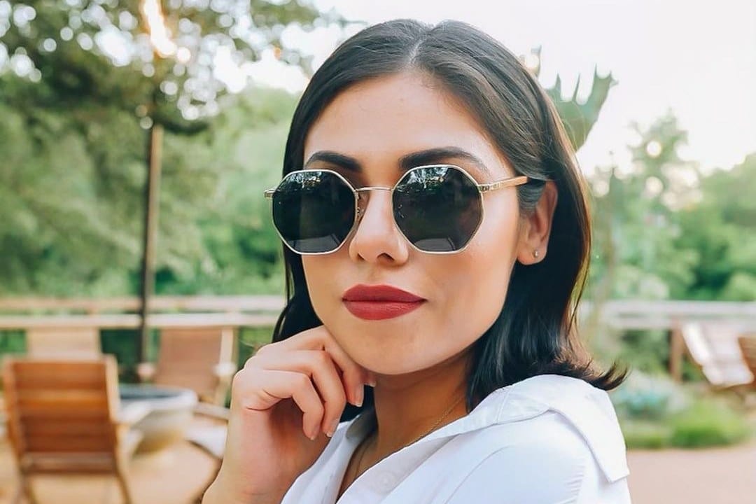 Wanita memakai Daze, Cermin Mata Hitam Octagon Logam Perak