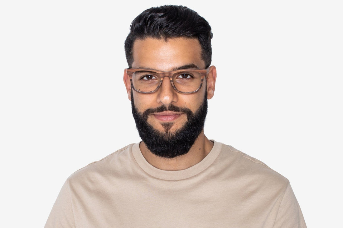 Man met Dappere Roos, Vierkante Rozenhouten Bril