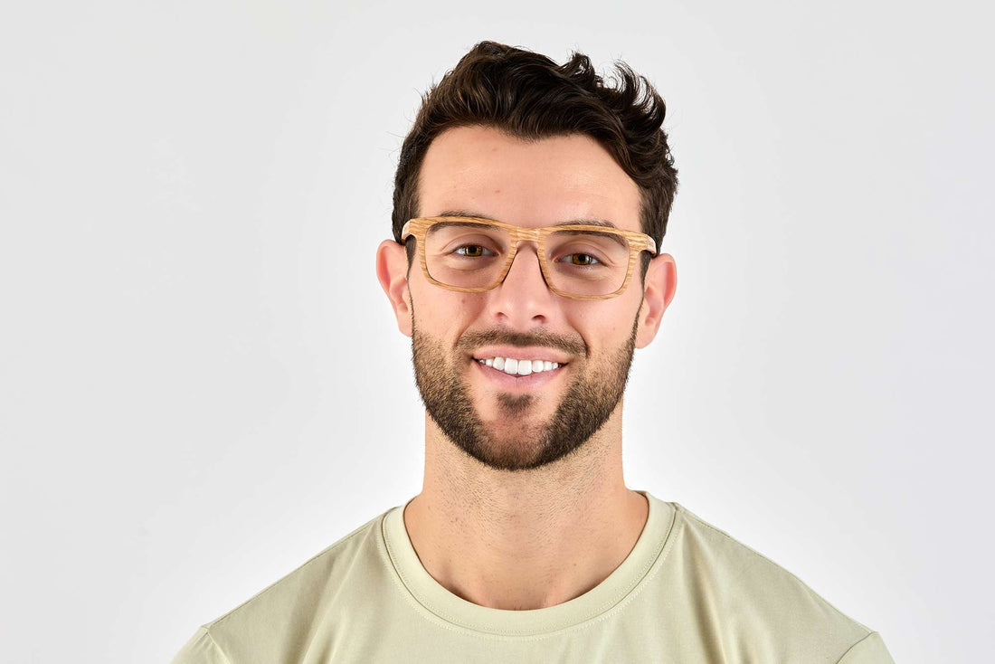 Man met vetblonde, rechthoekige gele zebrano bril