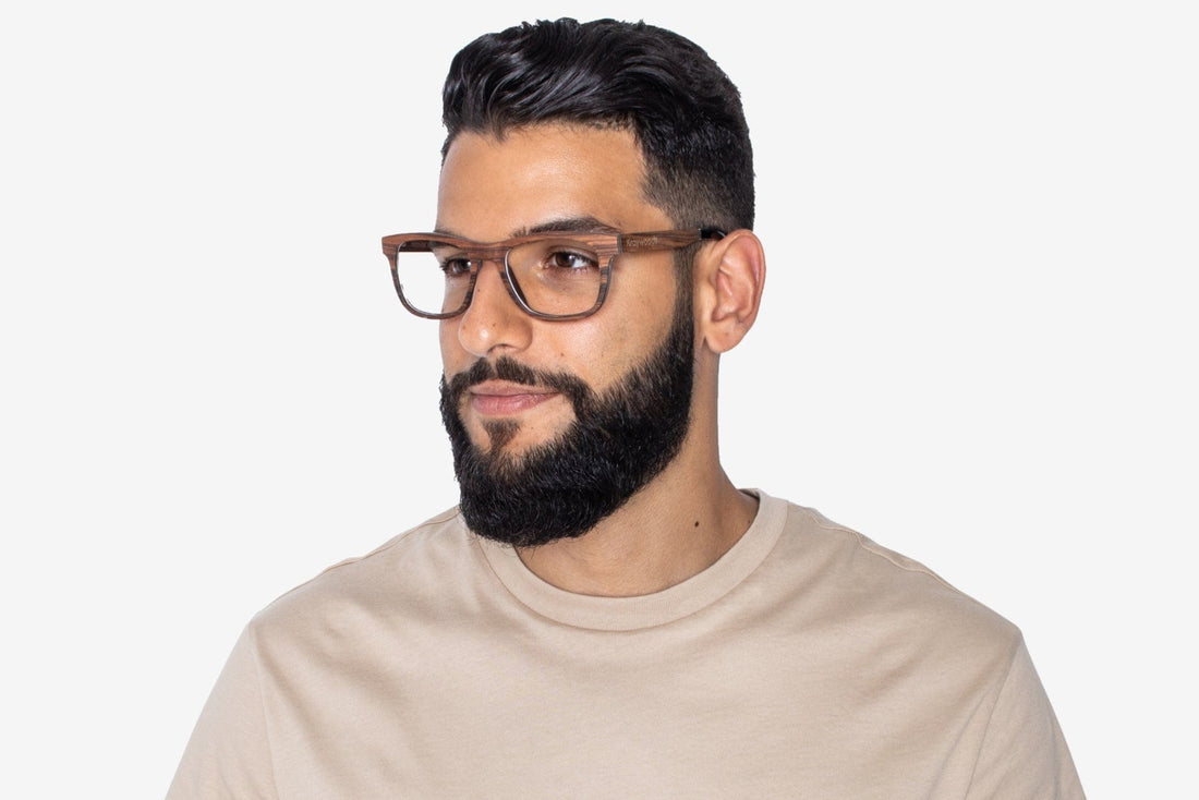 Man met Dappere Roos, Vierkante Rozenhouten Bril