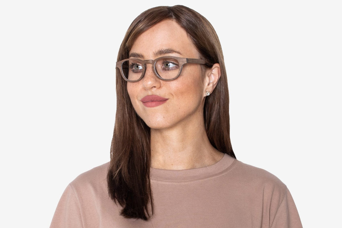 Vrouw met Harmony Bruine, Ronde Vierkante Houten Bril