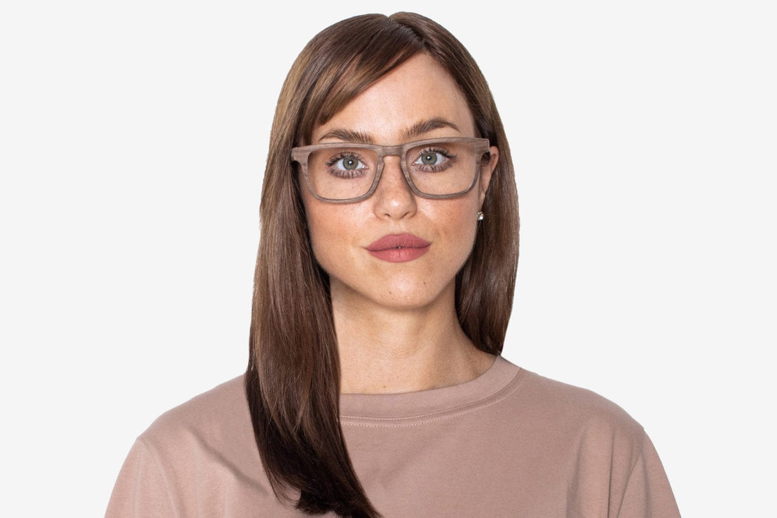 Vrouw met een vetbruine, rechthoekige bril van bruin eikenhout