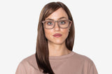 Vrouw met een vetbruine, rechthoekige bril van bruin eikenhout