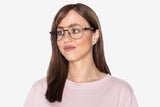 Vrouw draagt Purpose Black, Oversized Aviator Glasses