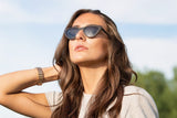 Kobieta nosząca Selena, małe okulary przeciwsłoneczne Cat Eye w kolorze czarnym