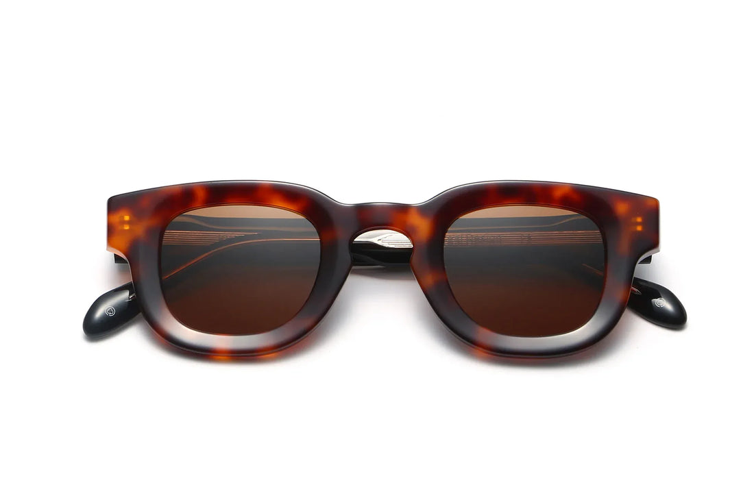 Juno Brown Sunglasses, óculos de sol quadrados grossos em forma de tartaruga com lentes polarizadas castanhas - vista frontal dobrada sobre fundo branco