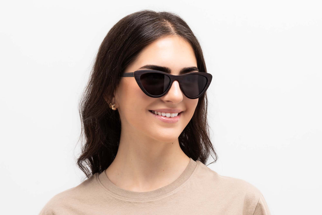 Mulher a usar Selena, Small Cat Eye Sunglasses em preto