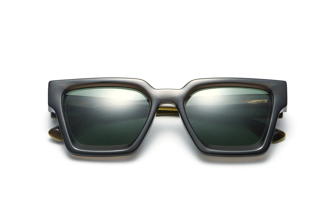 Noir Sunglasses, óculos de sol quadrados pretos de grandes dimensões com lentes polarizadas verdes - vista dobrada sobre fundo branco