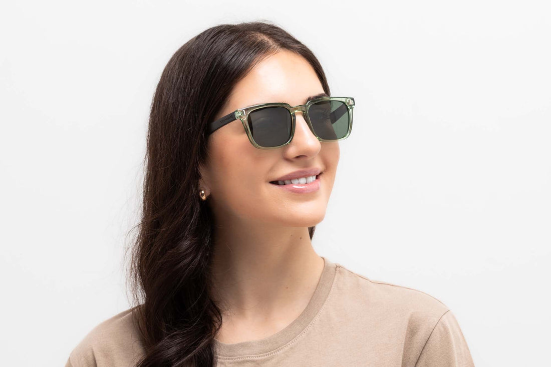 Mulher a usar Oliver Sunglasses, óculos de sol quadrados verdes translúcidos com lentes polarizadas verdes