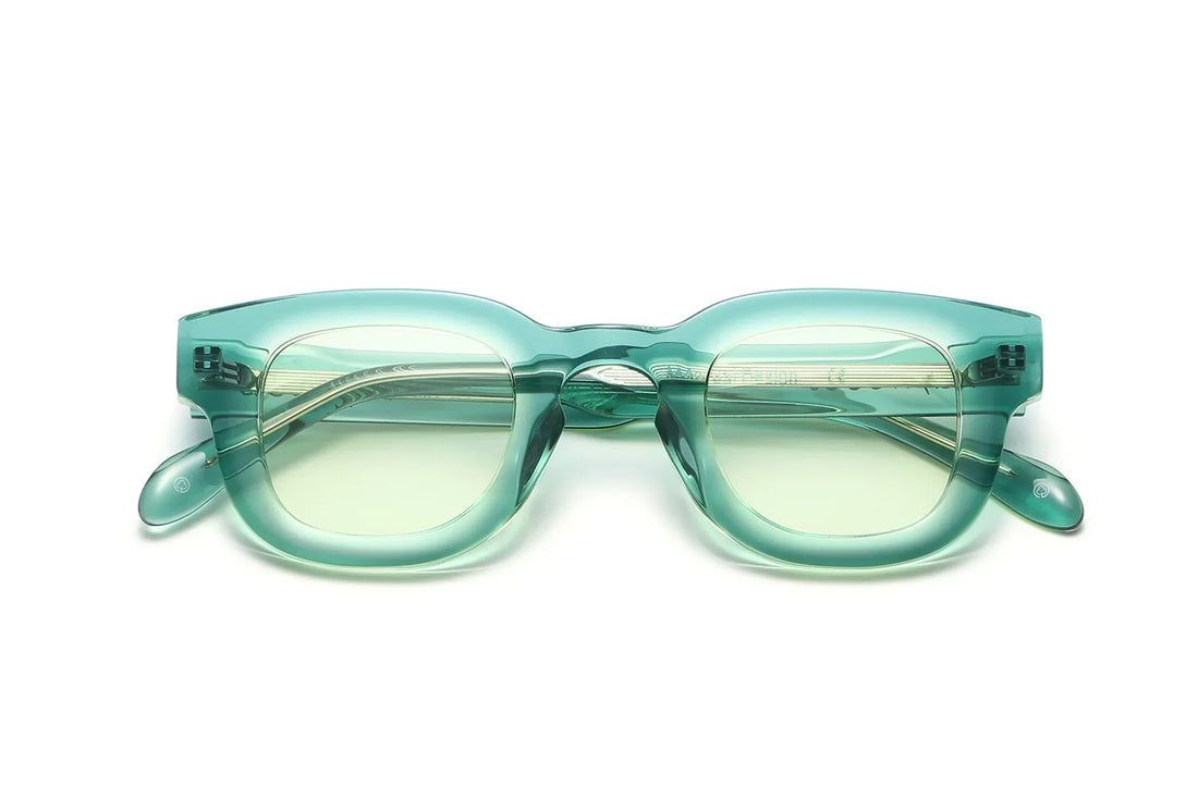 Juno Green Sunglasses, tjocka rundade, fyrkantiga gröna solglasögon med gult glas - vikta framifrån mot vit bakgrund