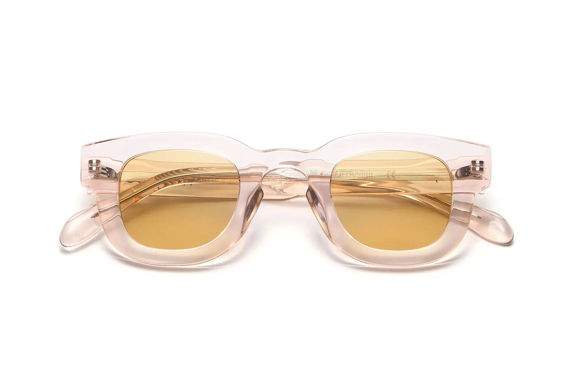 Juno Pink Sunglasses, tjocka rundade rosa solglasögon med ljusrosa glas - vikta framifrån på vit bakgrund