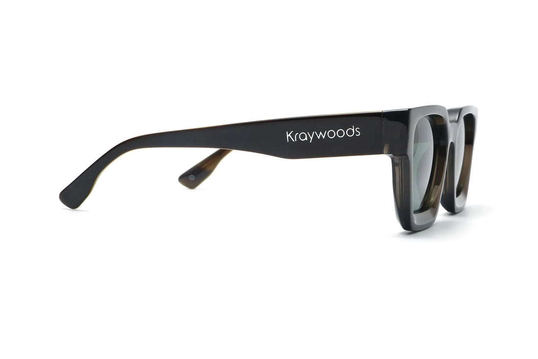 Noir Sunglasses, överdimensionerade svarta fyrkantiga solglasögon med grönt polariserat glas - sidovy mot vit bakgrund